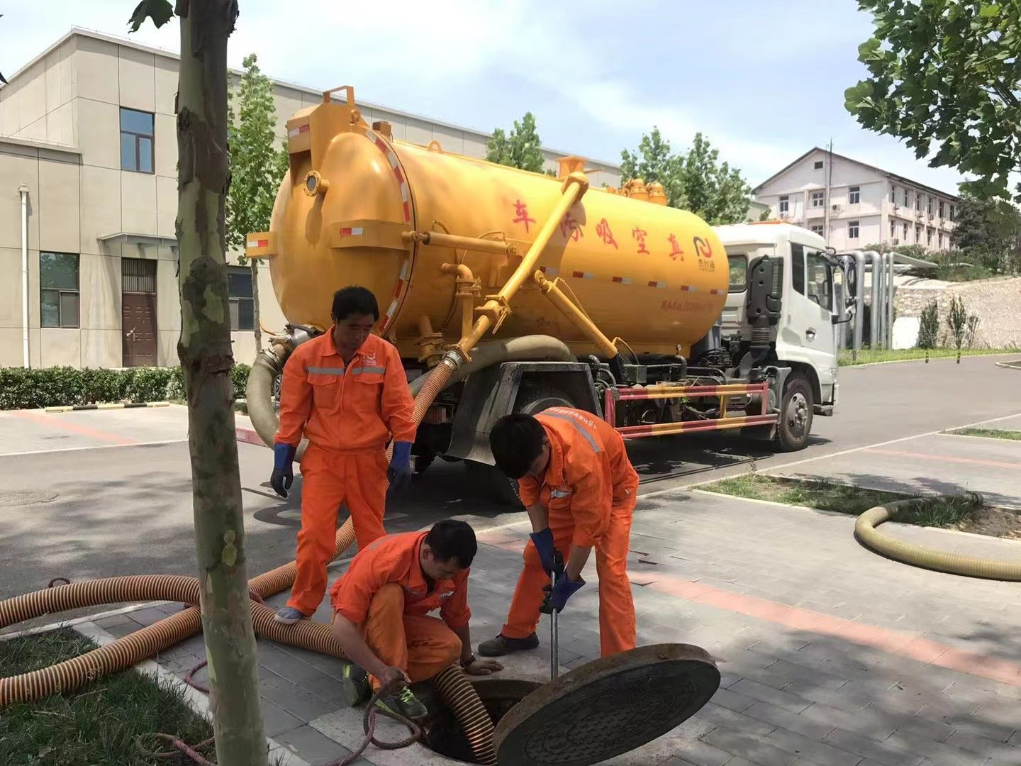 龙泉驿管道疏通车停在窨井附近