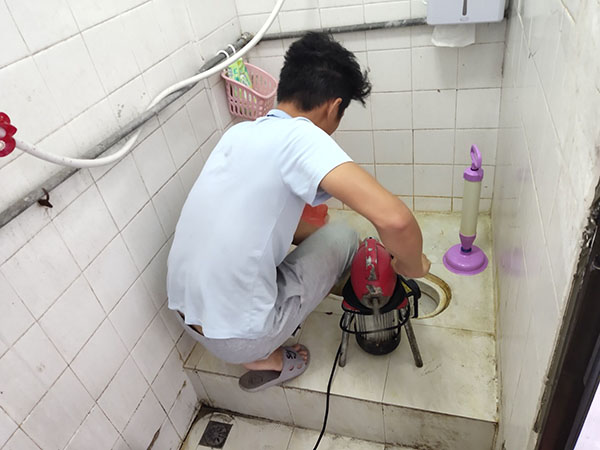 龙泉驿管道堵塞冒臭气 专业师傅现场解决问题