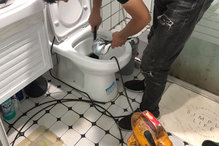 龙泉驿马桶堵塞自己疏通还是找师傅？专业上门服务让你省时更省心